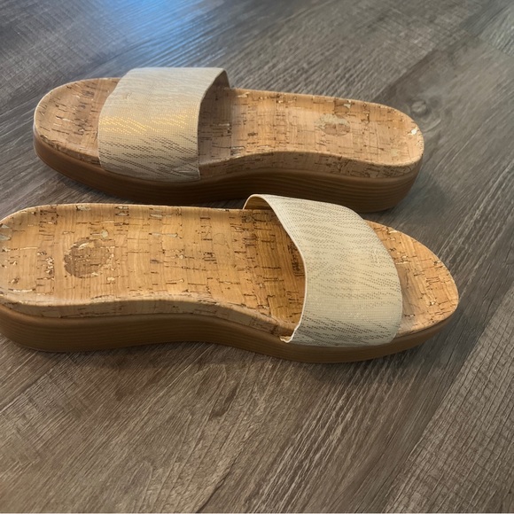 Donald J Pliner Sz 9.5 Fifi slip on thong cork gold metallic sandals EUC - Picture 2 of 8